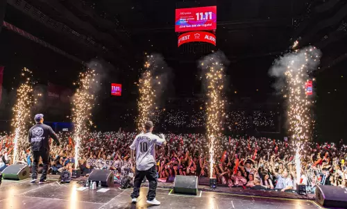 Chispas y confettis para henry mendez en el wizink center