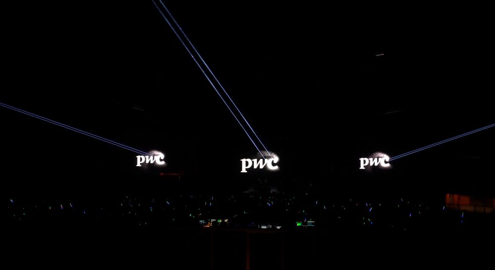 Abertura gr&aacute;fica a laser em ecr&atilde;s LED, apresenta&ccedil;&atilde;o do novo log&oacute;tipo da PWC, Starlite Madrid 18 de dezembro de 2025